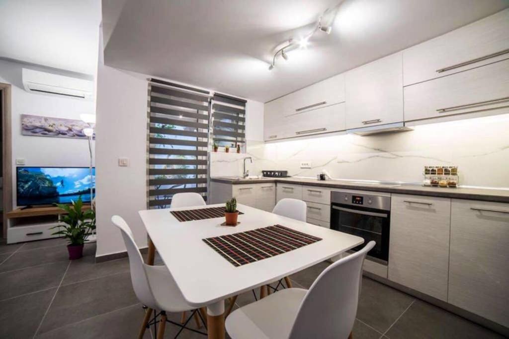 Ferienwohnung Brand New Aprt With Backyard In Lycabettus Hill ! Athen Exterior foto